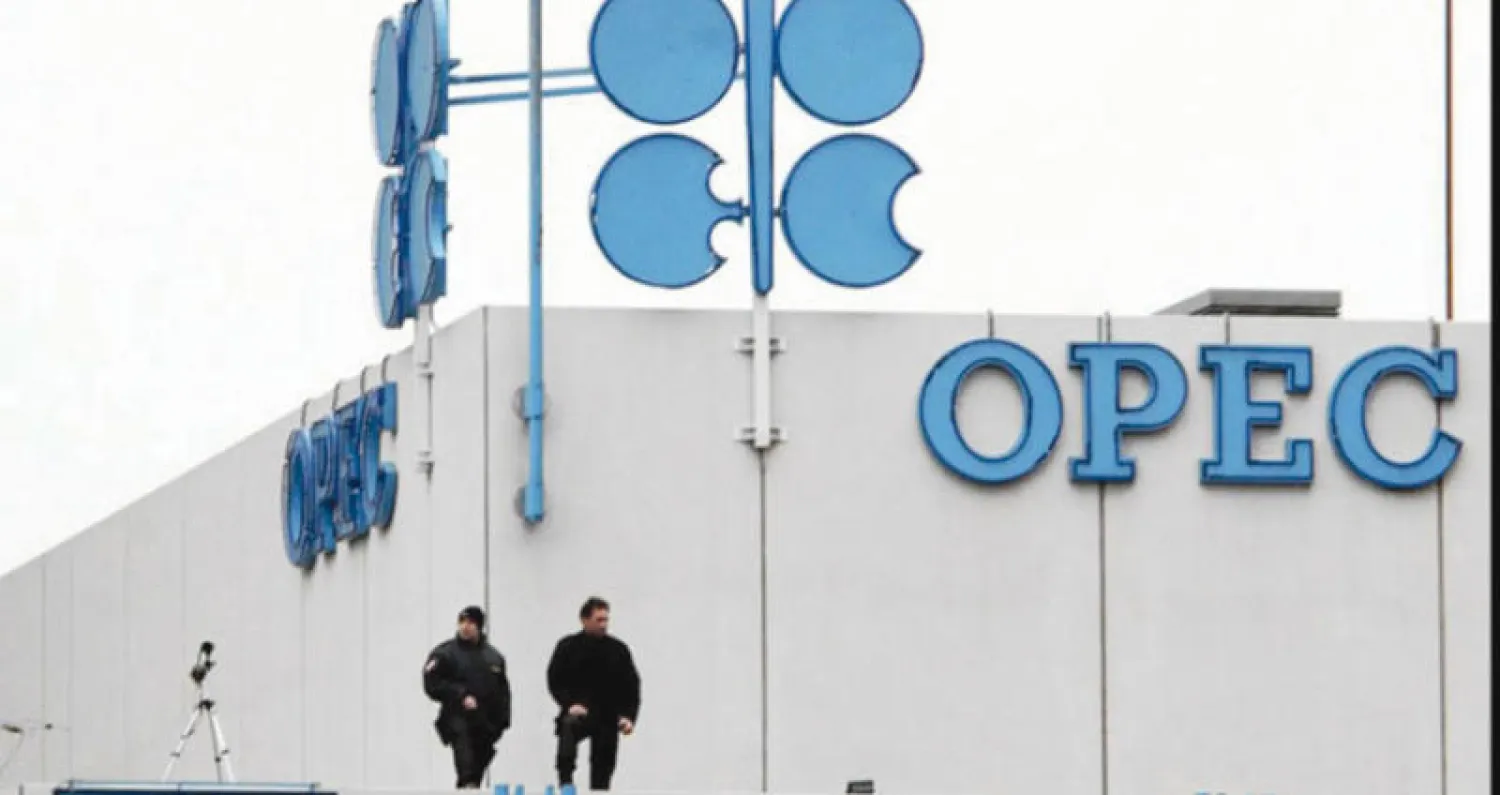 كل الأنظار تتجه إلى اجتماع «أوبك» وحلفائها بنهاية الأسبوع الحالي في فيينا (رويترز)