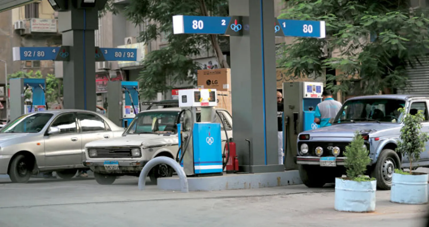 سيارات تتزود بالوقود من إحدى المحطات في القاهرة أمس (رويترز)