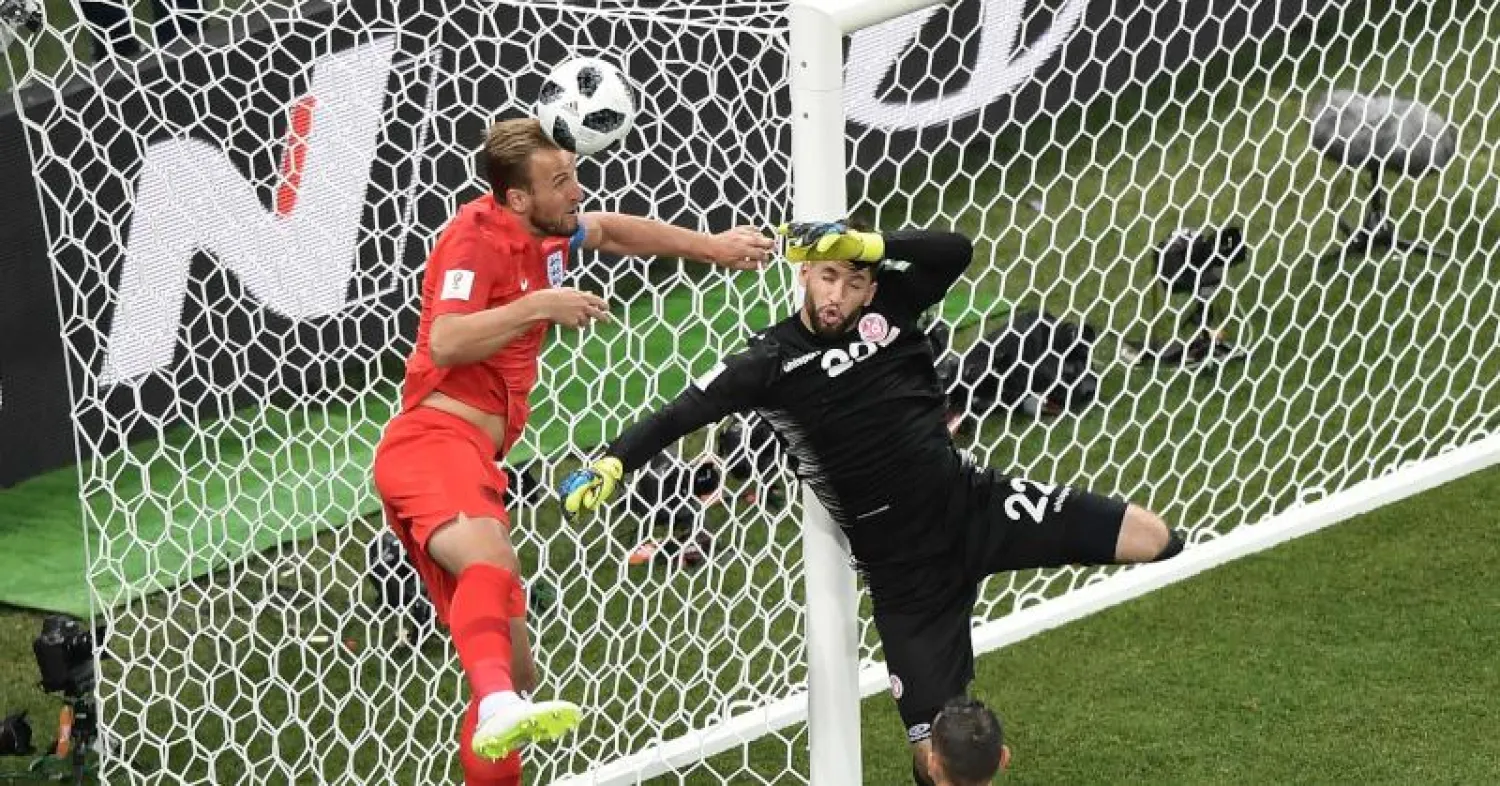 المهاجم الإنجليزي هاري كين يتنافس على الكرة مع حارس المرمى التونسي معز حسن خلال مباراة تونس وإنجلترا في كأس العالم (أ.ف.ب) 