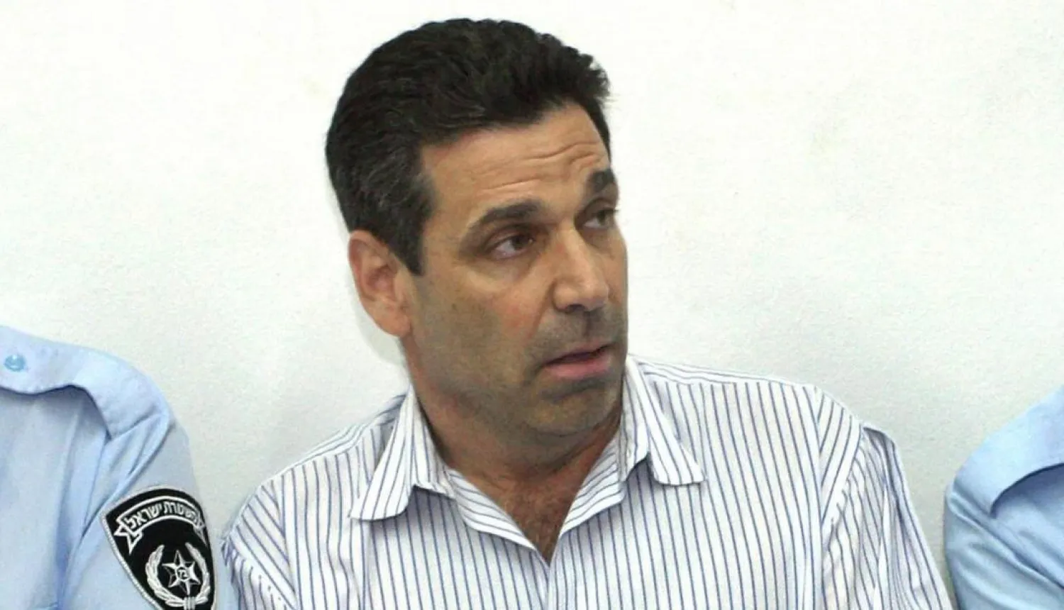 Gonen Segev (C) appears at the Tel Aviv district tribunal in April 2004. (Getty Images)