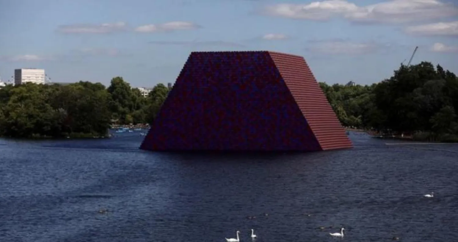 مجسم فرعوني مصري صنعه الفنان البلغاري كريستو في بحيرة بمتنزه هايد بارك (رويترز)