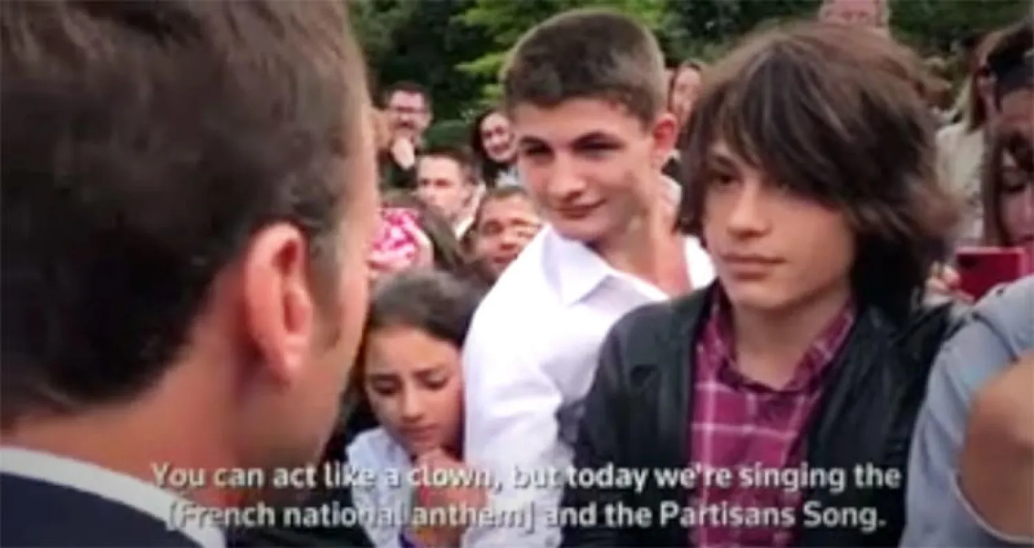 ماكرون يُوبِّخ صبياً خاطبه بشكل غير رسمي