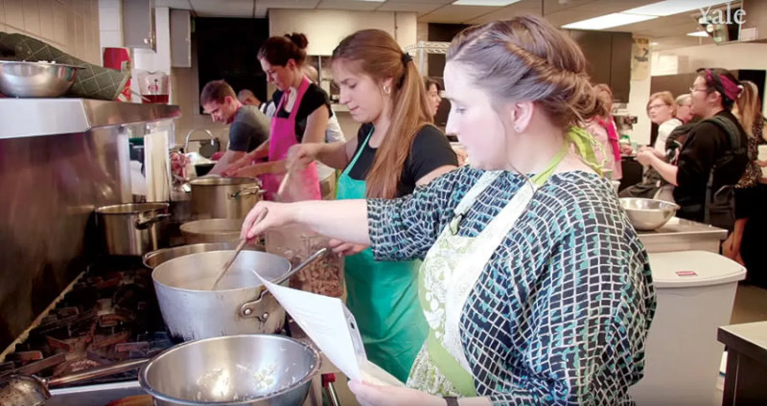 تشيلسي ألين غراهام أخصائية التّصوير الرّقمي تُعدّ اليخنة البابلية