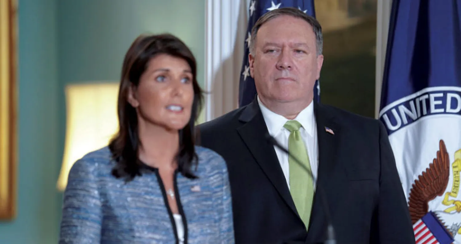 نيكي هيلي ومايك بومبيو يعلنان انسحاب واشنطن من مجلس حقوق الإنسان الأممي  بمقر وزارة الخارجية أول من أمس (رويترز)