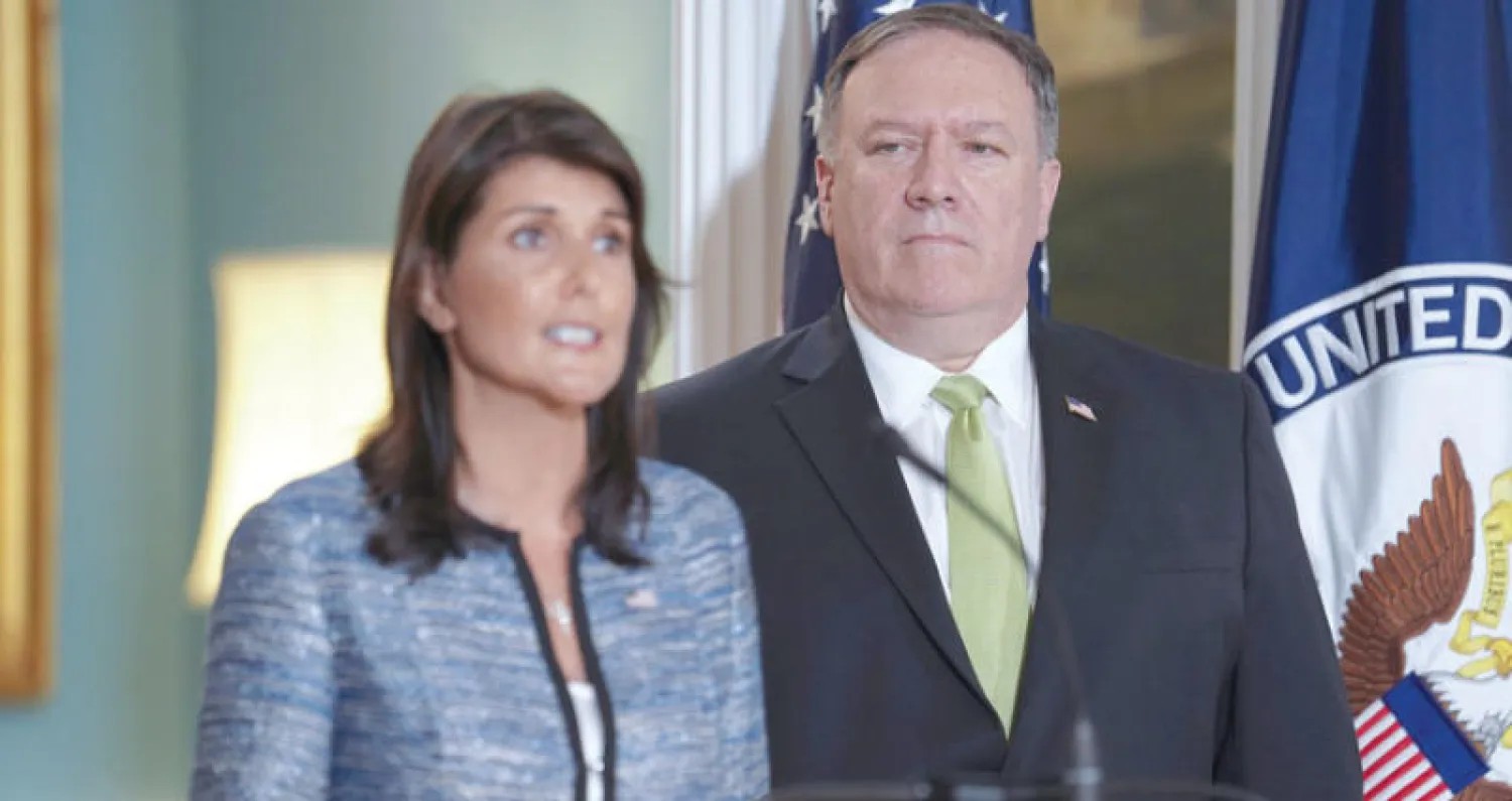 نيكي هيلي ومايك بومبيو يعلنان انسحاب واشنطن من مجلس حقوق الإنسان الأممي بمقر وزارة الخارجية أول من أمس (رويترز)