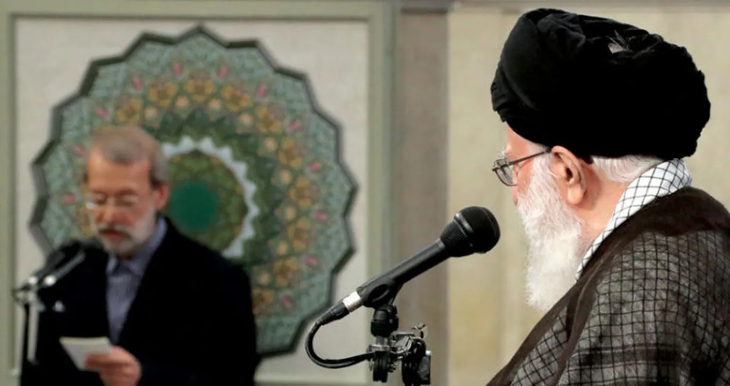 رئيس البرلمان الإيراني علي لاريجاني يقدم تقريراً إلى المرشد الإيراني علي خامنئي حول أداء النواب في طهران أمس (موقع خامنئي)