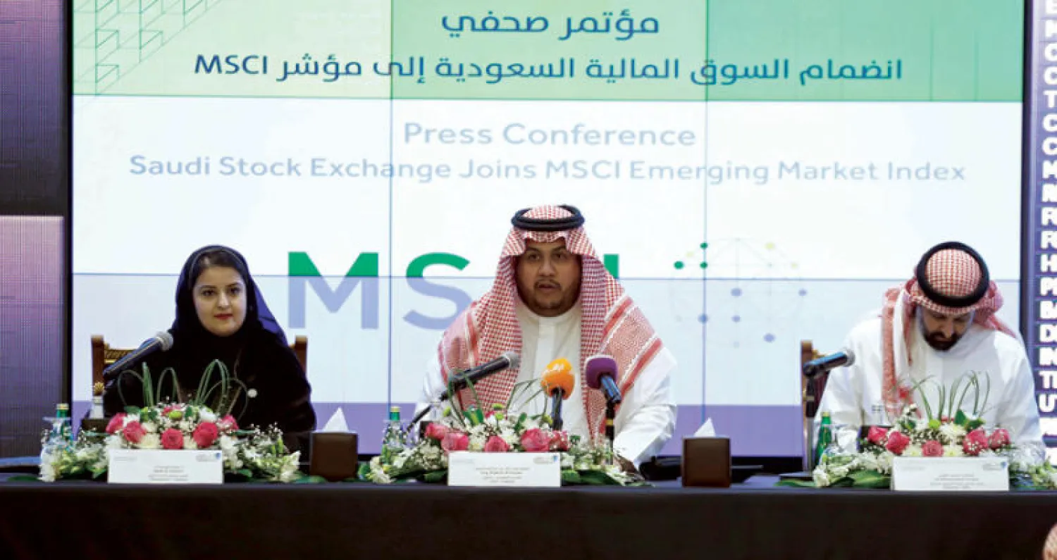 خالد الحصان يتحدث خلال المؤتمر الذي عقد في الرياض أمس بحضور محمد القويز وسارة السحيمي (رويترز)