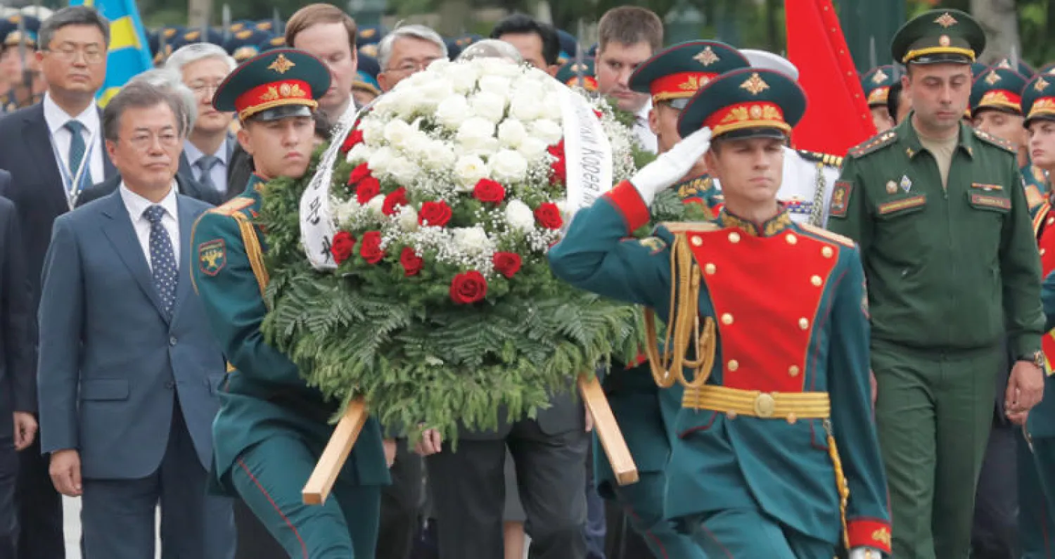 مون جاي-إن يشارك في مراسم إحياء ذكرى الجندي المجهول في موسكو أمس (أ.ب)