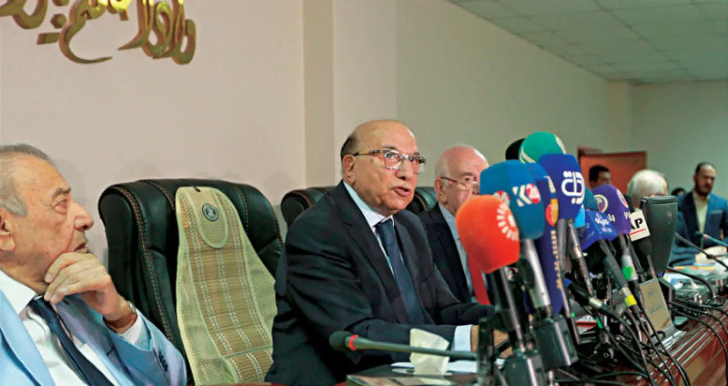 المحمود (الثاني من اليسار) خلال مؤتمره الصحافي في بغداد أمس (أ.ب)