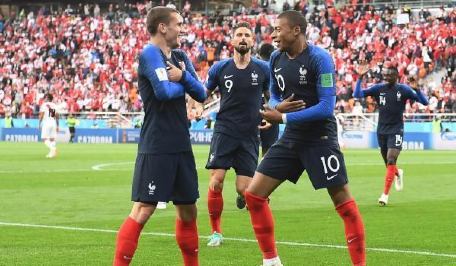 لاعب المنتخب الفرنسي كيليان مبابي يحتفل بهدف الفوز مع زملائه اللاعبين (أ.ف.ب)