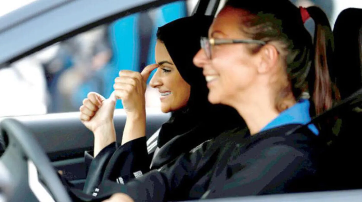سعودية أثناء تدريبها بإحدى مدارس قيادة السيارات في جدة (رويترز)