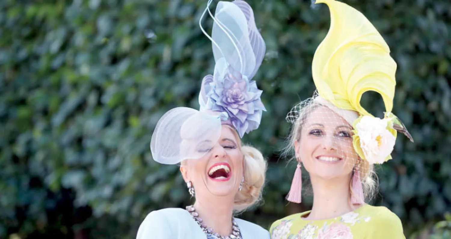 ملابس وقبعات مزركشة في يوم السيدات بأسكوت (أ.ف.ب)