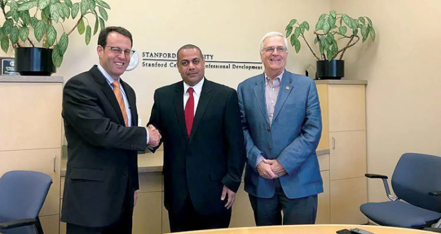 جانب من حفل توقيع الاتفاقية بين الكلية والجامعة في مدينة سان فرانسيسكو أول من أمس (واس)