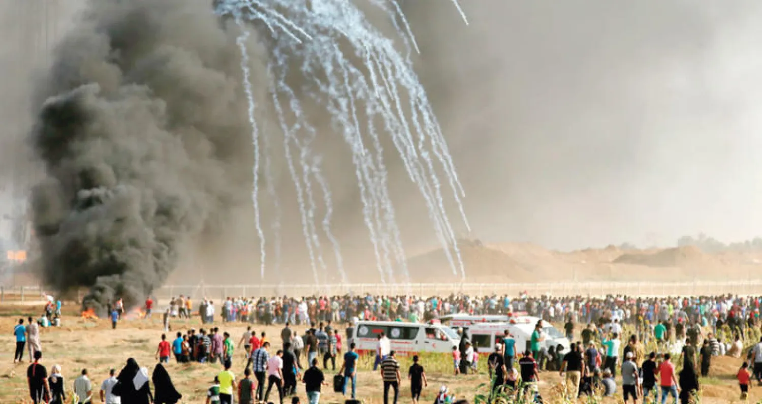 جانب من الاحتجاجات التي نظمها الفلسطينيون على طول حدود شمال وشرق قطاع غزة أمس (أ.ف.ب)