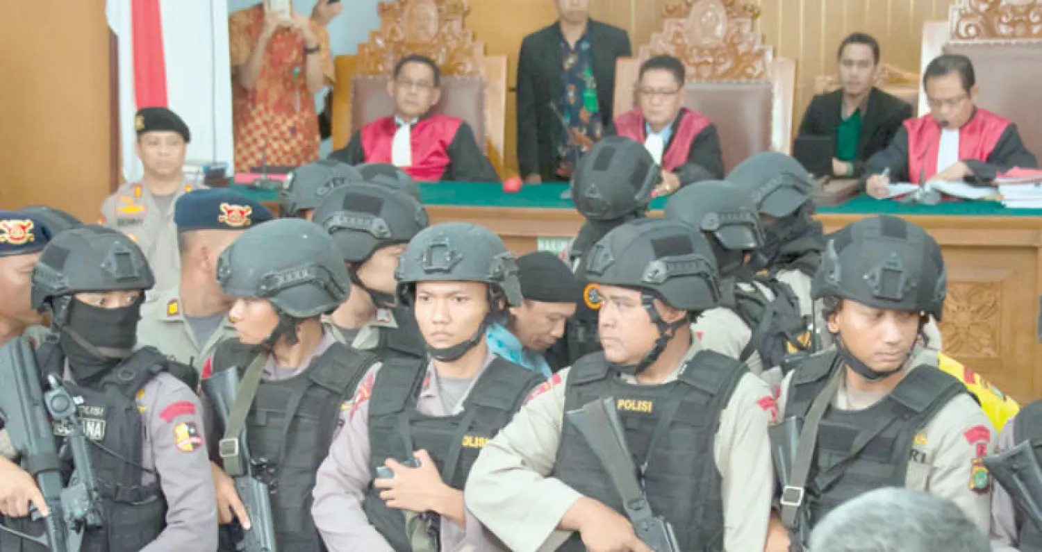 رجال مكافحة الشغب داخل المحكمة في جاكرتا خلال مثول المتهم أمامها (أ.ف.ب)