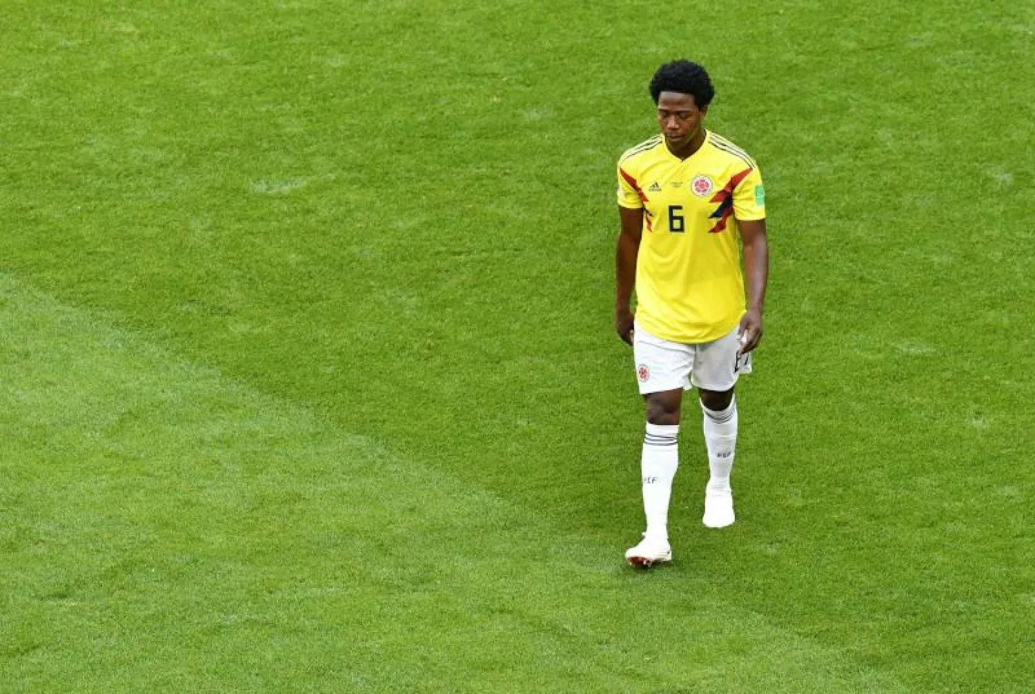 كارلوس سانشيز يغادر أرض الملعب بعد طرده في المباراة الأولى (أ.ف.ب)