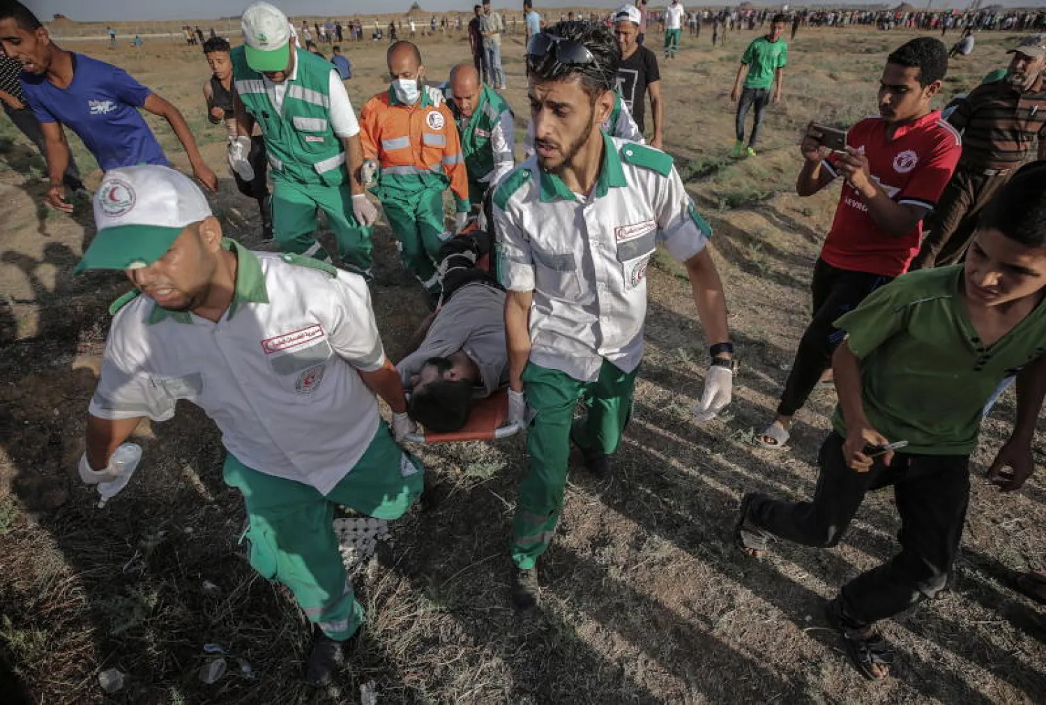 ارتفاع عدد الجرحى الفلسطينيين في مواجهات مسيرات العودة بغزة (إ.ب.أ)