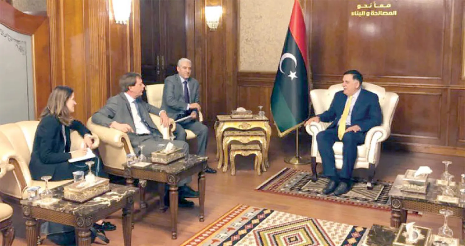 السراج مستقبلاً السفير البريطاني («الشرق الأوسط»)