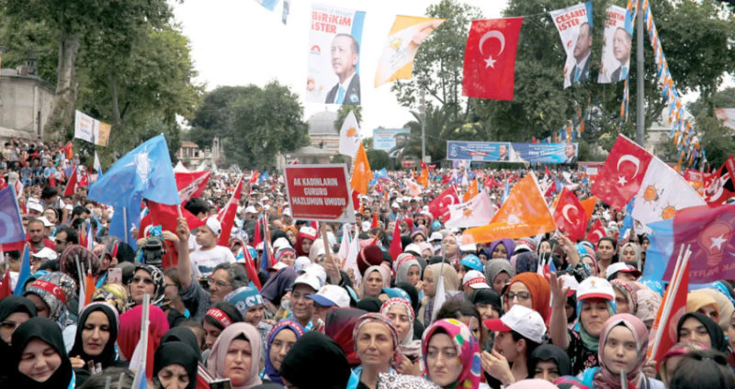 أنصار إردوغان في إسطنبول (رويترز)