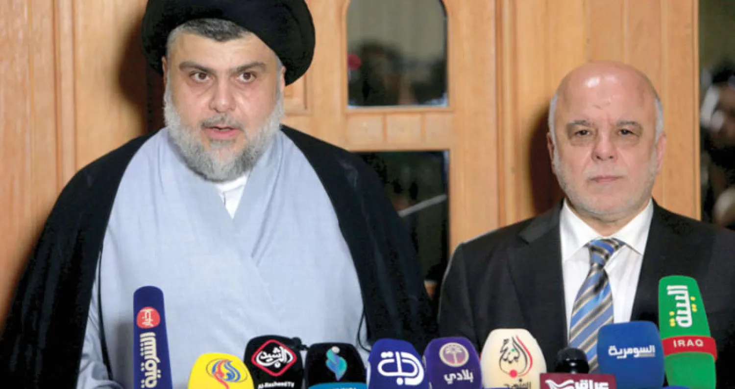 العبادي والصدر في مؤتمر صحافي مشترك بالنجف أمس (رويترز)