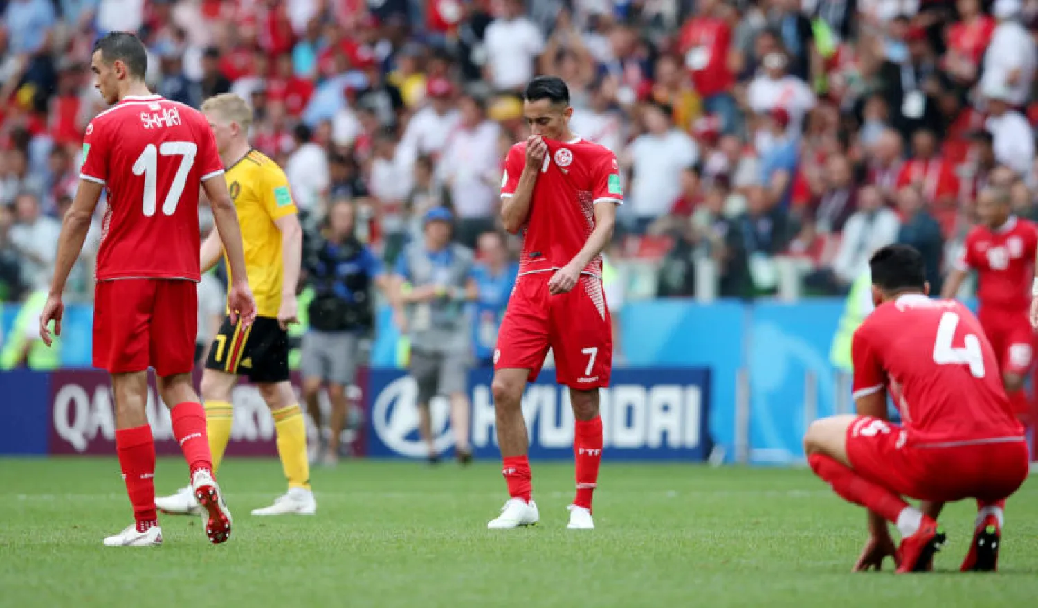 الحزن على وجوه لاعبي المنتخب التونسي بعد الخسارة أمام بلجيكا (رويترز)