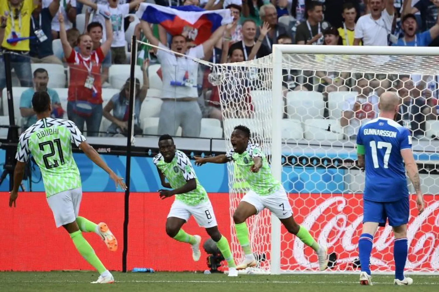 أحمد موسى مهاجم المنتخب النيجيري يحتفل بتسجيله الهدف الأول أمام أيسلندا (أ.ف.ب)