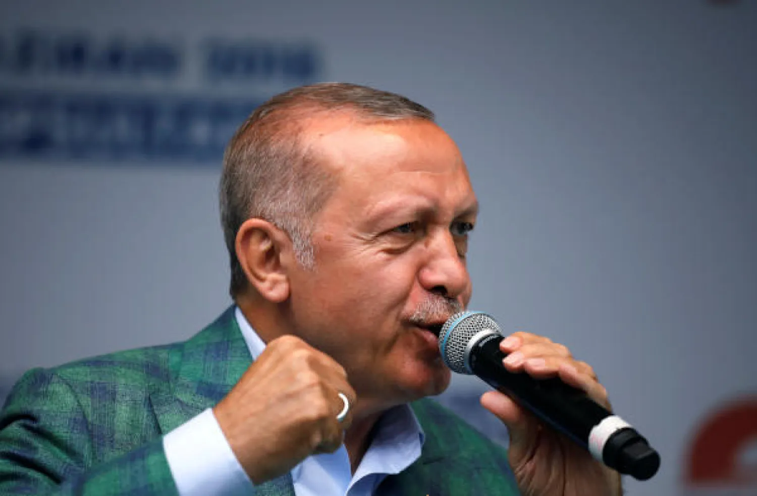 الرئيس التركي رجب طيب إردوغان مخاطباً حشداً من مؤيديه في إسطنبول اليوم (رويترز)