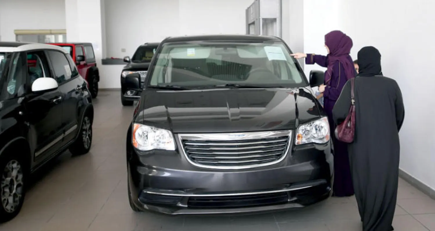 ترى بعض السعوديات أن السيارات المستعملة هي الأنسب في فترة تعلّم وإتقان مهارات القيادة (أ.ف.ب)