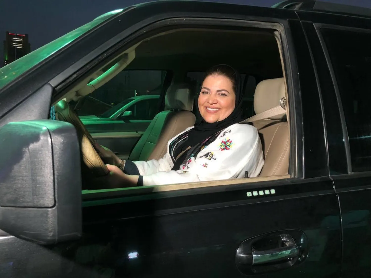 بدء تنفيذ قرار قيادة المرأة للسيارة في السعودية (رويترز)