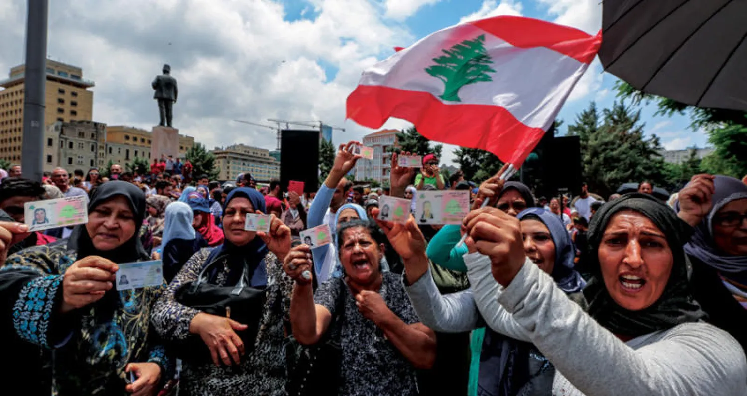 مظاهرة نسائية من حملة «جنسيتي كرامتي» أمام مبنى الحكومة احتجاجاً على عدم تجنيس أبنائهن في بيروت أمس (إ.ب.أ)
