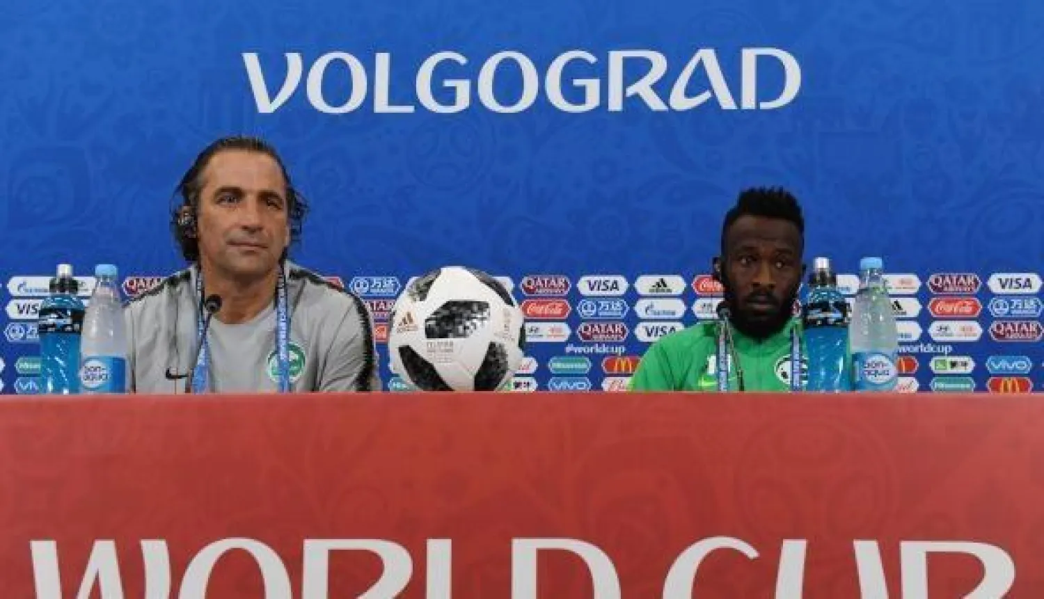 فهد المولد لاعب المنتخب السعودي والمدير الفني خوان انطونيو بيتزي خلال المؤتمر الصحافي الذي يسبق لقاء مصر («الشرق الأوسط»)