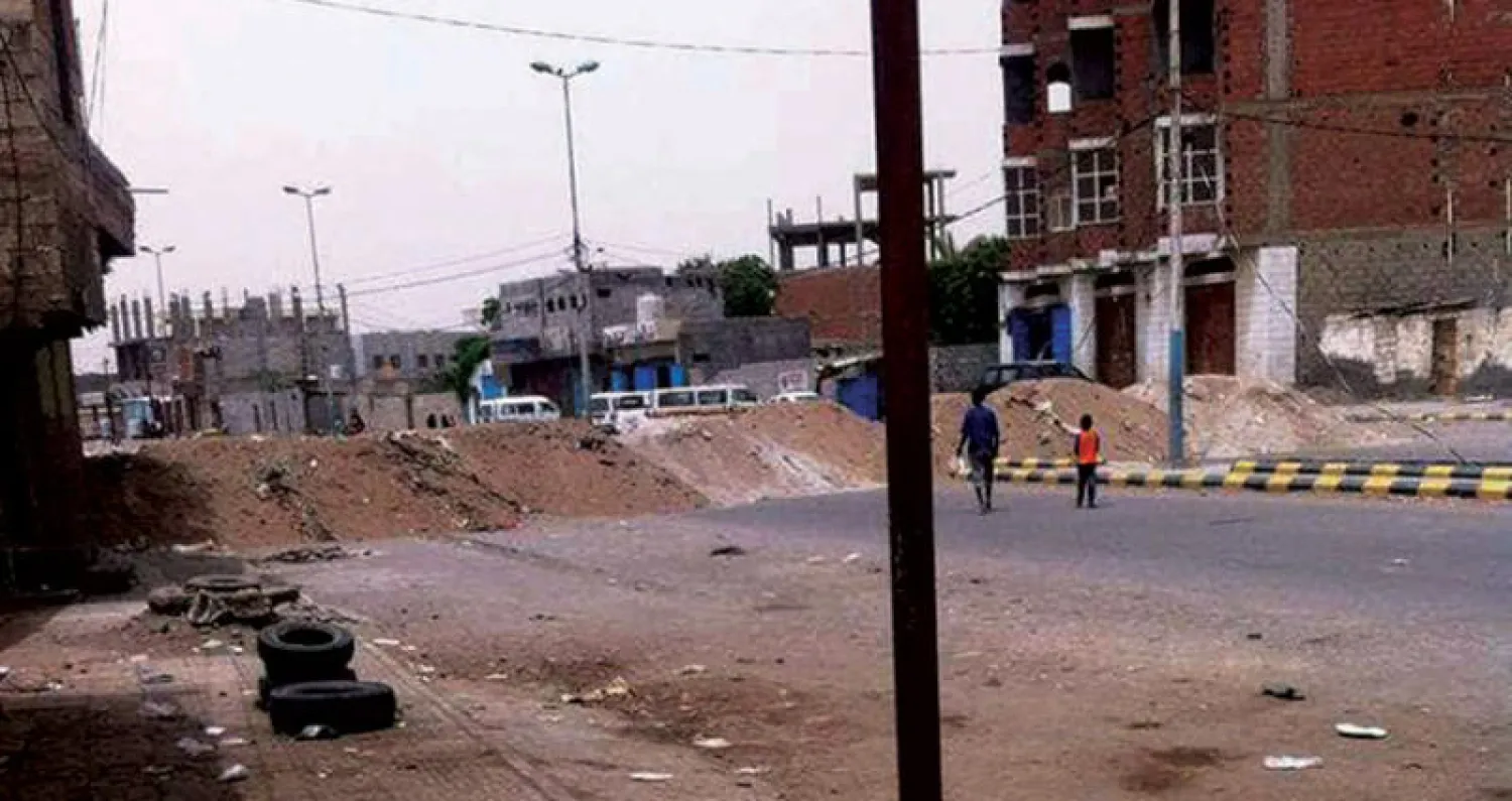 صورة تداولها يمنيون تظهر إقدام الحوثيين على إغلاق طرق الحديدة أمس (مواقع التواصل)