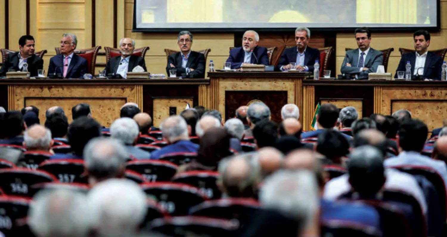 وزير الخارجية الإيراني محمد جواد ظريف يشرح التحديات الإيرانية في «الاتفاق النووي» أمام حشد من التجار الإيرانيين في طهران أمس (مهر)