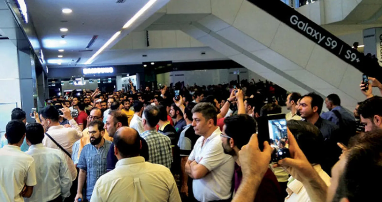 احتجاجات التجار الإيرانيين في شارع «جمهوري» وسط العاصمة طهران أمس (جماران)