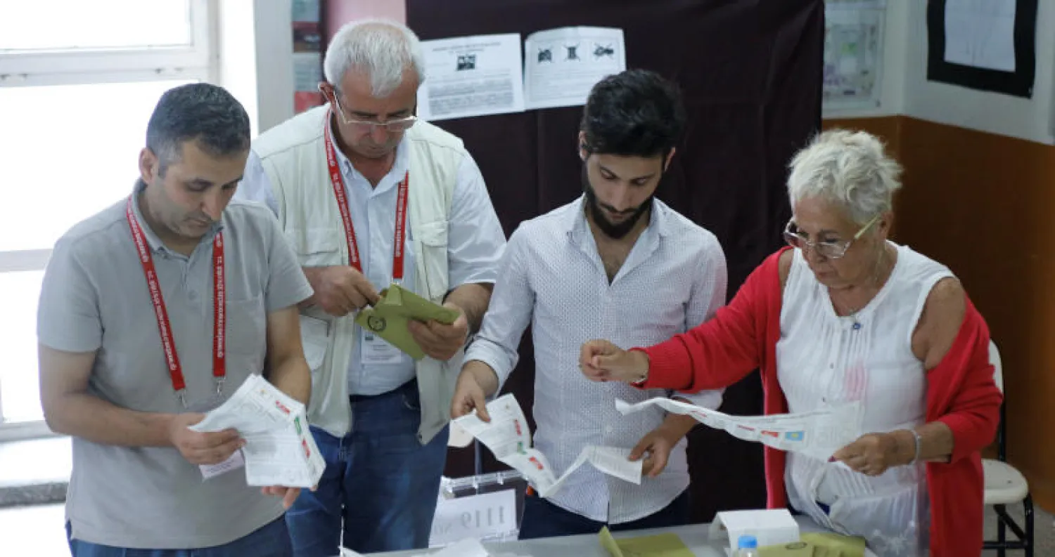 فرز الأصوات بأحد مراكز الاقتراع في الانتخابات الرئاسية والبرلمانية التركية (رويترز)