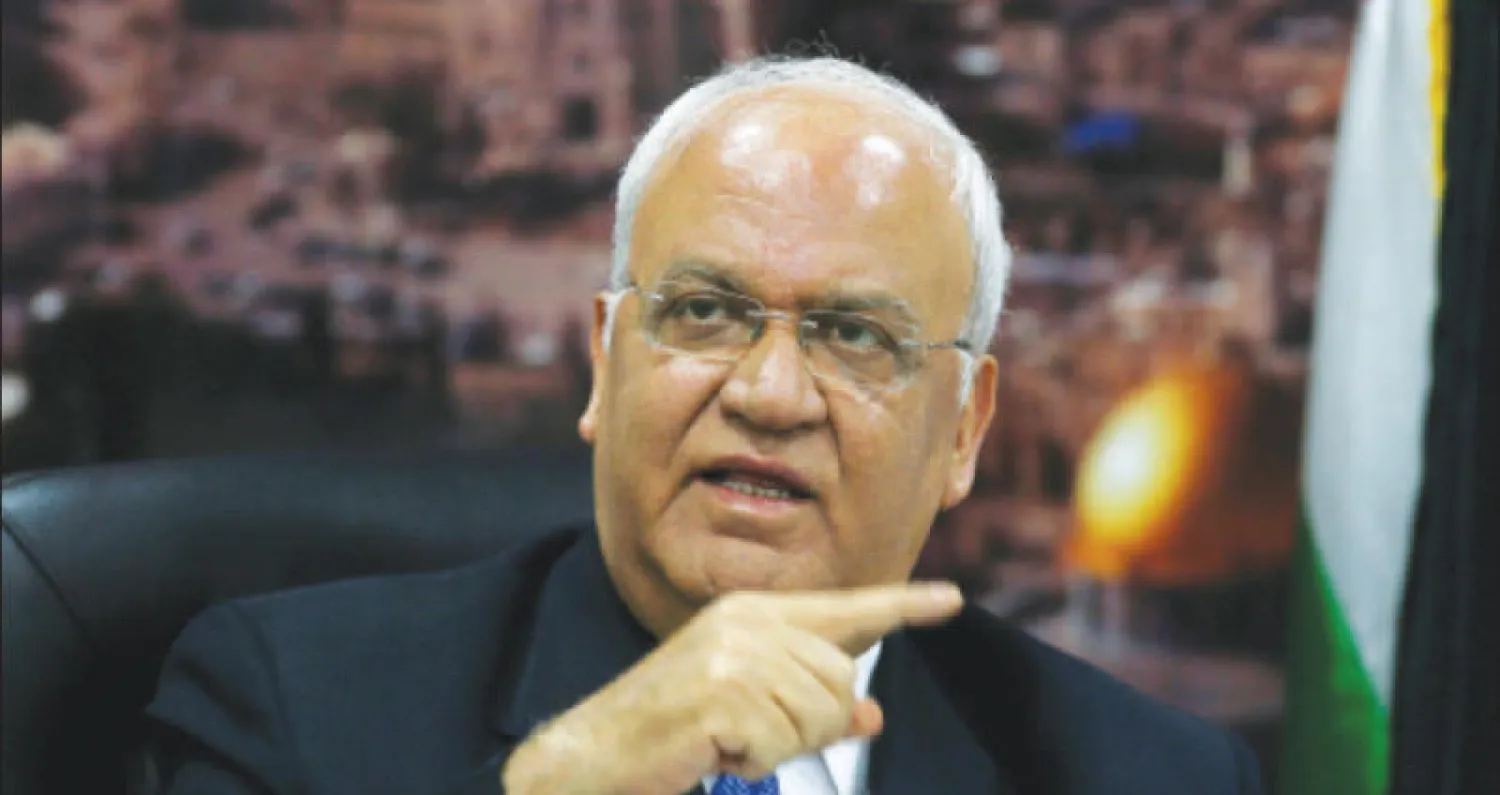 صائب عريقات يتحدث إلى الصحافيين في رام الله أمس (رويترز)