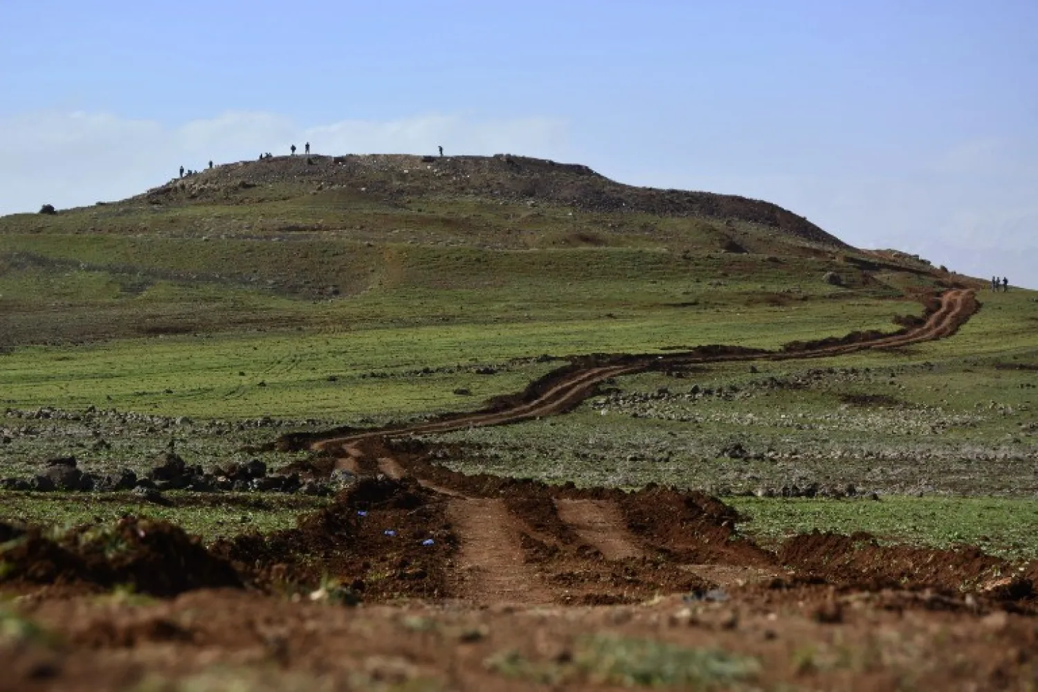 Syrian regime forces gather on the Fatima hill overlooking the town of Kfar Shams, north of the southern Syrian city of Daraa on March 1, 2015, after they regained control of the hill the day before. AFP