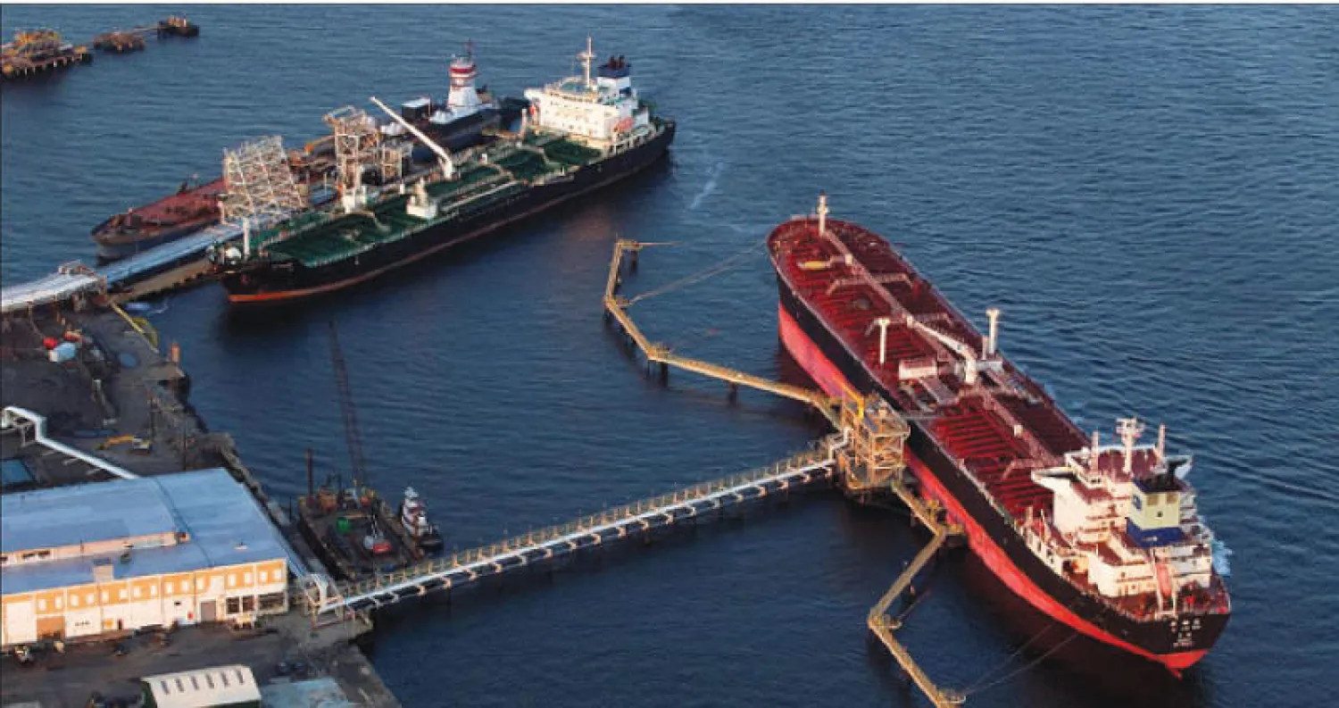 أسعار النفط تتعزز... والسلع تترنح