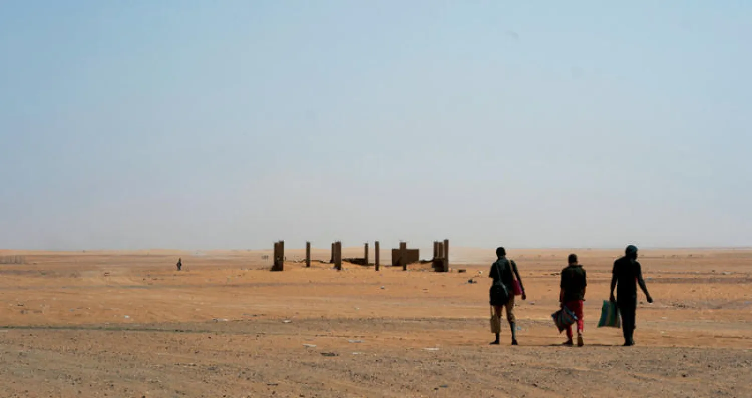 رجال يتجهون شمالاً نحو الجزائر قرب معبر السمكة في النيجر مطلع الشهر الحالي (أ.ب)