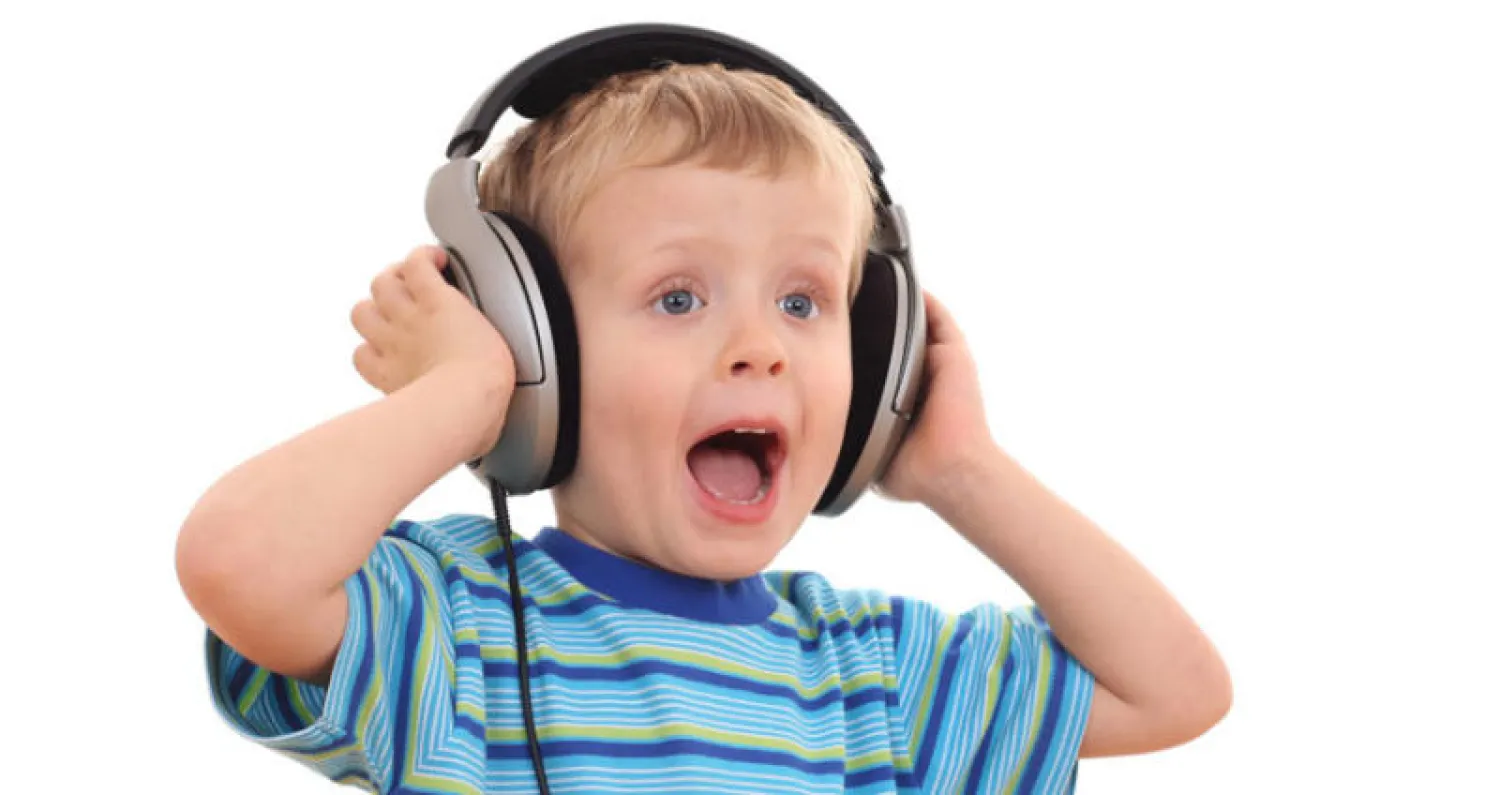 سماعات الموسيقى تسبب ضعف السمع لدى الأطفال