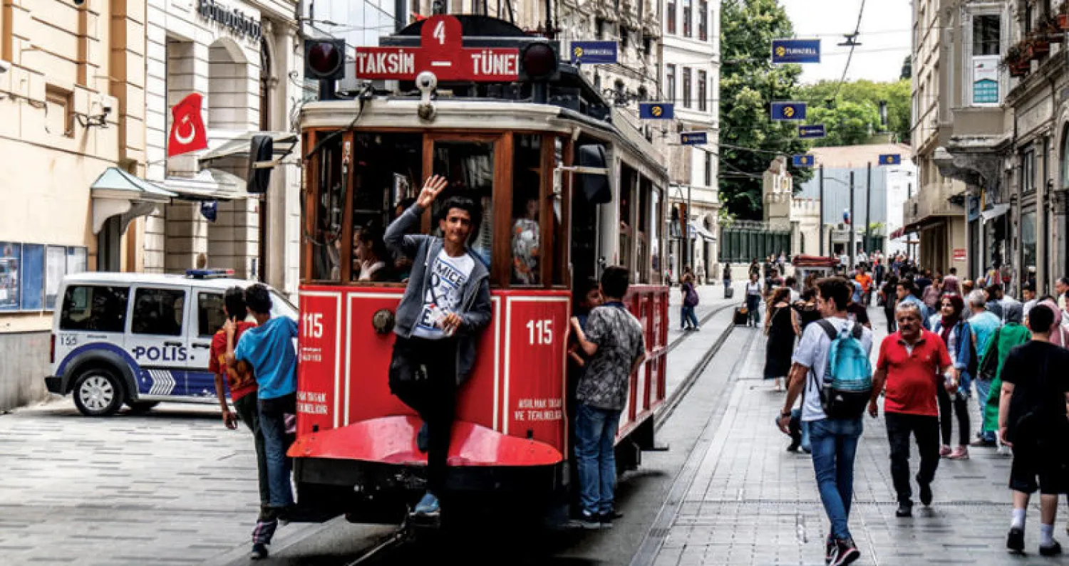 أتراك في شارع الاستقلال بمدينة إسطنبول أمس (إ.ب.أ)