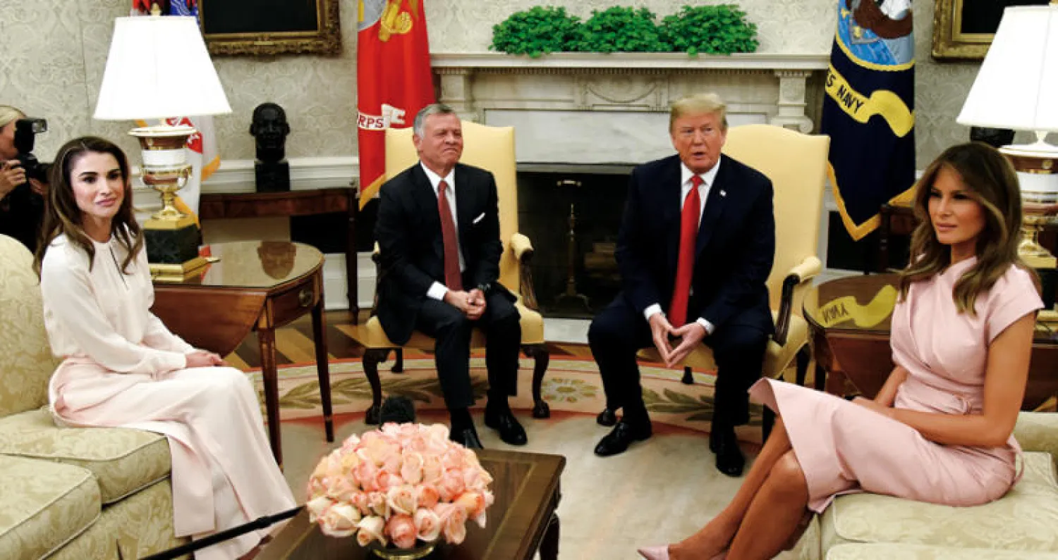الرئيس ترمب وزوجته ميلانيا لدى استقبالهما الملك عبد الله الثاني والملكة رانيا في البيت الأبيض أمس (إ.ب.أ)