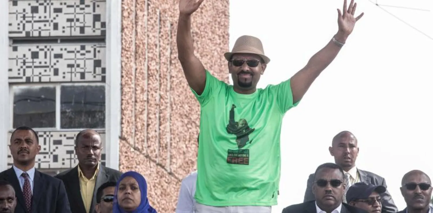 رئيس الوزراء الإثيوبي آبي أحمد وسط تجمع عدد من أنصاره السبت الماضي (أ.ف.ب)