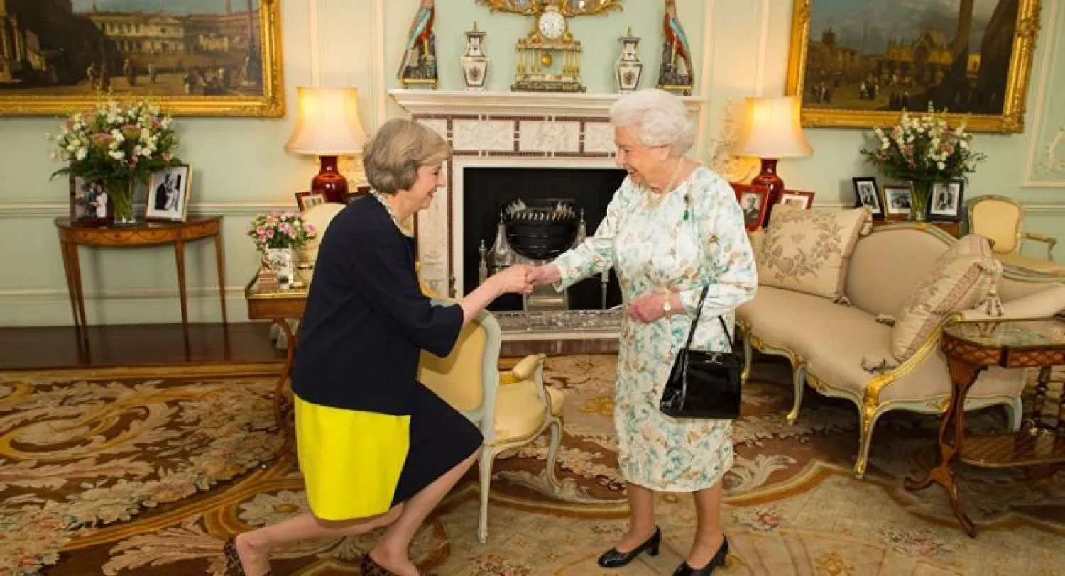 الملكة إليزابيث الثانية تستقبل رئيسة الوزراء البريطانية تيريزا ماي - أرشيفية (أ.ب)