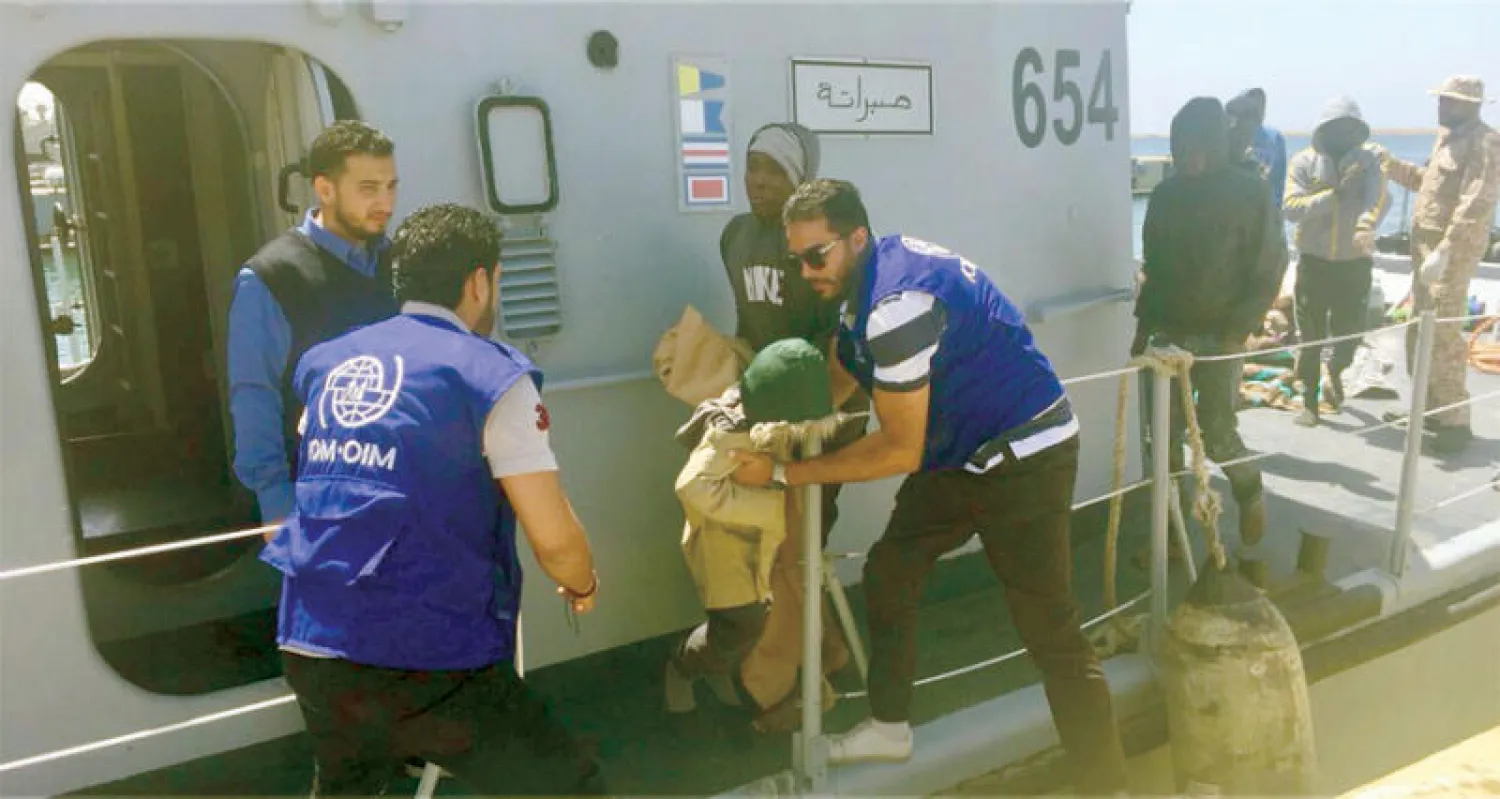 عملية إنقاذ طفل بين عشرات المهاجرين غير الشرعيين قرب الساحل الليبي (بعثة المنظمة الدولية للهجرة في ليبيا)