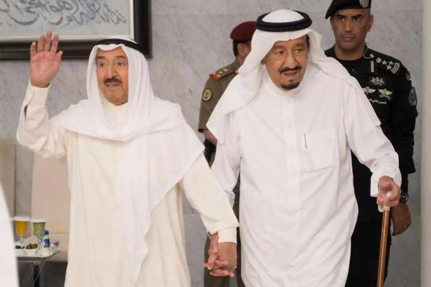 Saudi Arabia’s King Salman bin Abdulaziz (R) holds hands with Emir of Kuwait Sabah Al-Ahmad Al-Jaber Al-Sabah in Jeddah, Saudi Arabia, June 6, 2017. (File Photo: Reuters)
