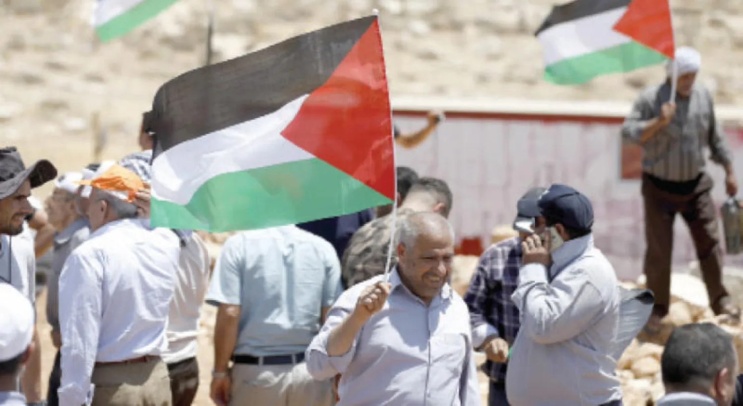 فلسطينيون يحتجون على نصب مستوطنين خيمة قرب قرية بني نعيم في الضفة الغربية (إ.ب.أ)