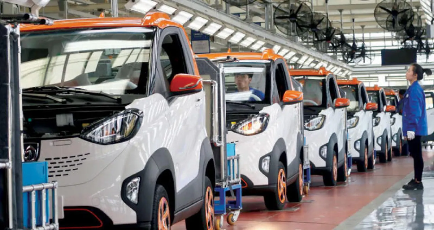 خطوط إنتاج شركة «جنرال موتورز» في الصين ستكون من بين الأكثر تأثراً بالقيود الأميركية الجديدة (رويترز)