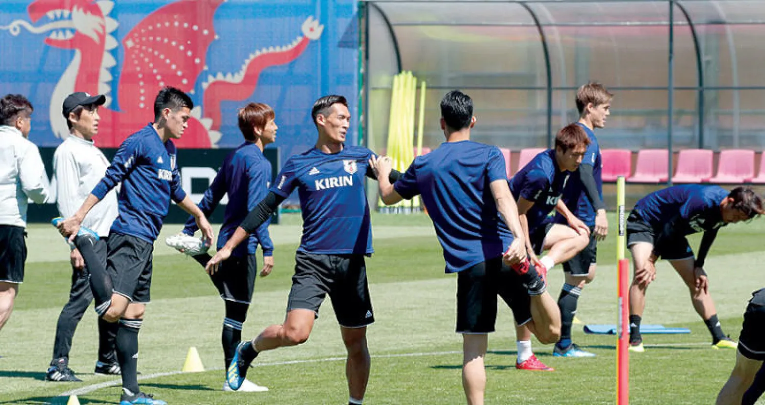 لاعبو اليابان يملكون مصيرهم في أيديهم خلال مواجهة بولندا اليوم (إ.ب.أ)