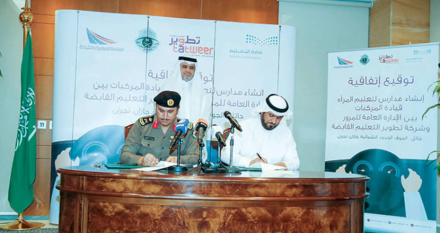 جانب من توقيع الاتفاقية بين شركة تطوير وإدارة المرور بالسعودية بحضور وزير التعليم (تصوير: بشير صالح)